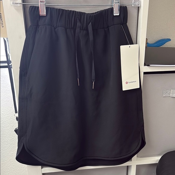 lululemon athletica Dresses & Skirts - Lululemon Size 2 On the fly skirt Black NWT Medium Rise